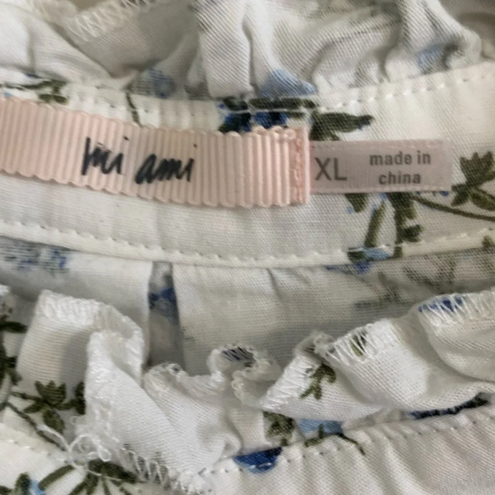 Mi Ami Floral Whitw floral blouse size XL
